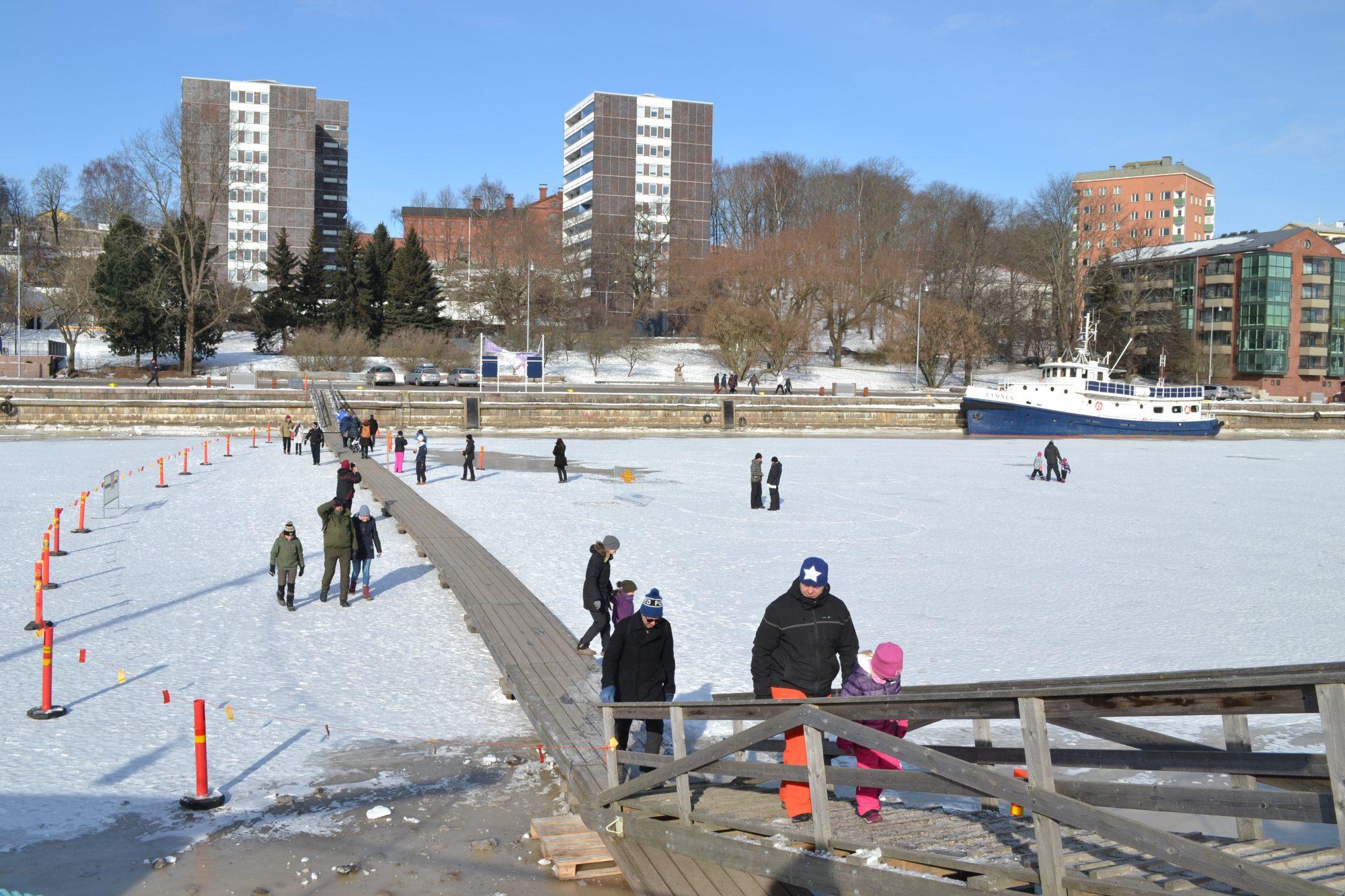 Aura å, gångbro, isbro, vinter, is