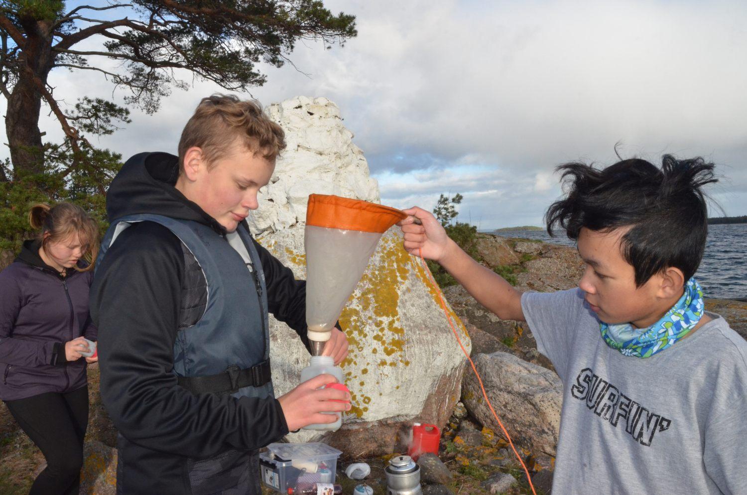 Ludvig Fagerlund och Dom Sittichan tar planktonprov som en del av skolans vattenprojekt. Foto: Carina Holm