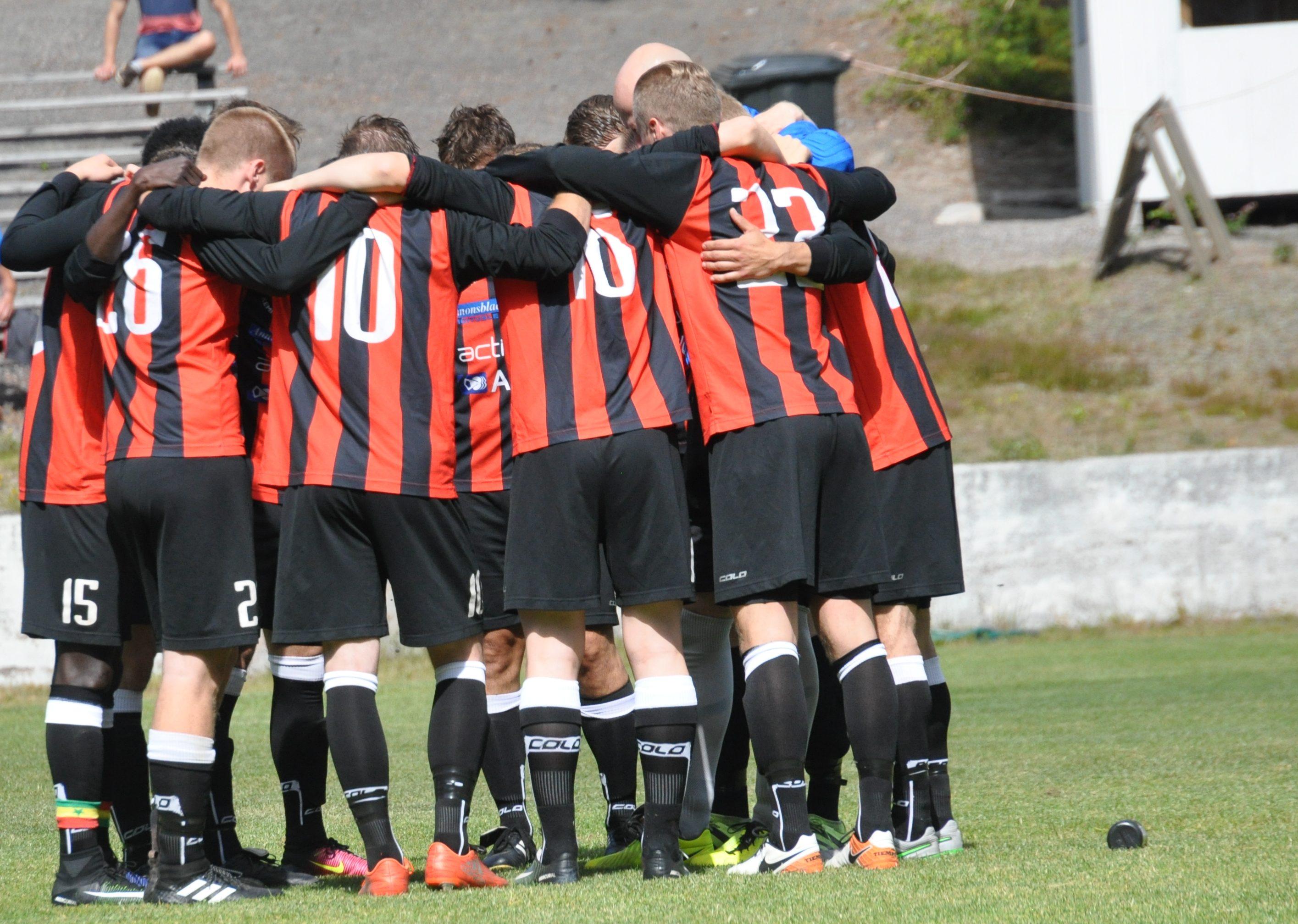 Fotbollspelare i en ring före match.