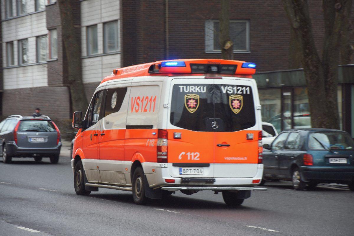 En ambulans kör med blåljusen påslagna.