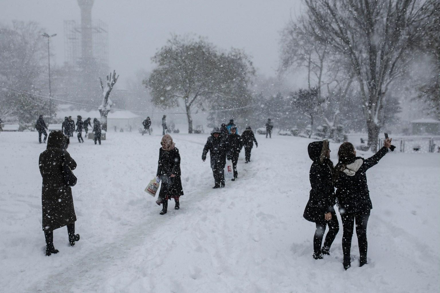 Istanbul-borna tar sig i dag vintriga promenader. Foto: AFP / YASIN AKGUL - LEHTIKUVA / AFP