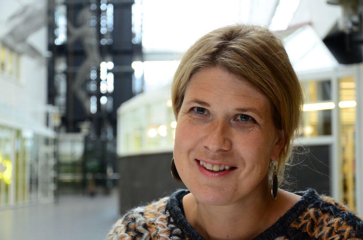 Leende ljus kvinna.