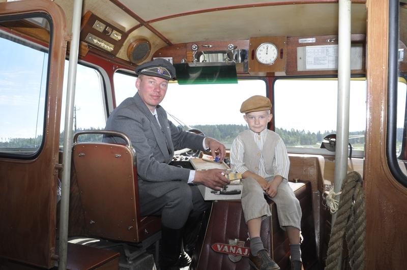 Jani Launokorpi med sonen Janne i bussen årsmodell 1957, köpt av Martti Koski som ägde Someron linjat. Allt finns sparat, också en gammal förbandslåda och en Viking Line-tidtabell