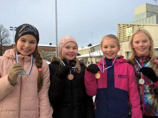 Skridskoåkare. Sirkkala skolas elever Ellen Norrena i åk 5 och fjärdeklassarna Agnes Alander, Tilda Laine, och Nea Dahl tog medaljer i skolornas tävlingar i går. Foto: Juha Jaakola