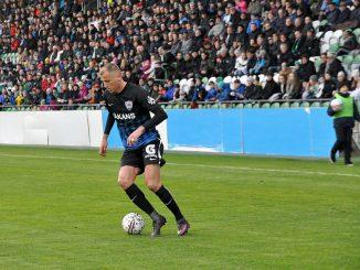 Ensam fotbollsspelare på plan