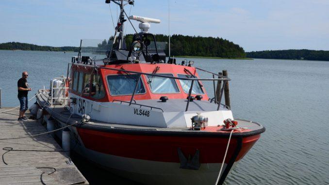 Räddningsbåt vid brygga.