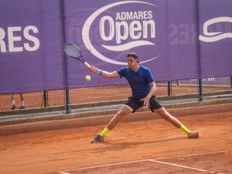 man spelar tennis