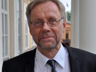 En kostymklädd man.