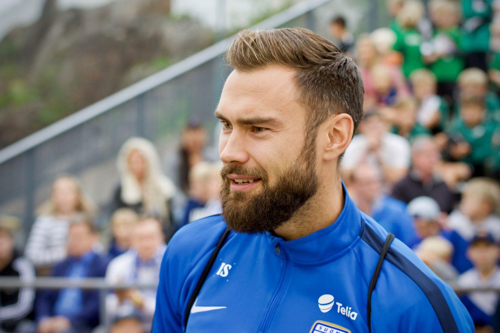 En fotbollsspelare i närbild på plan