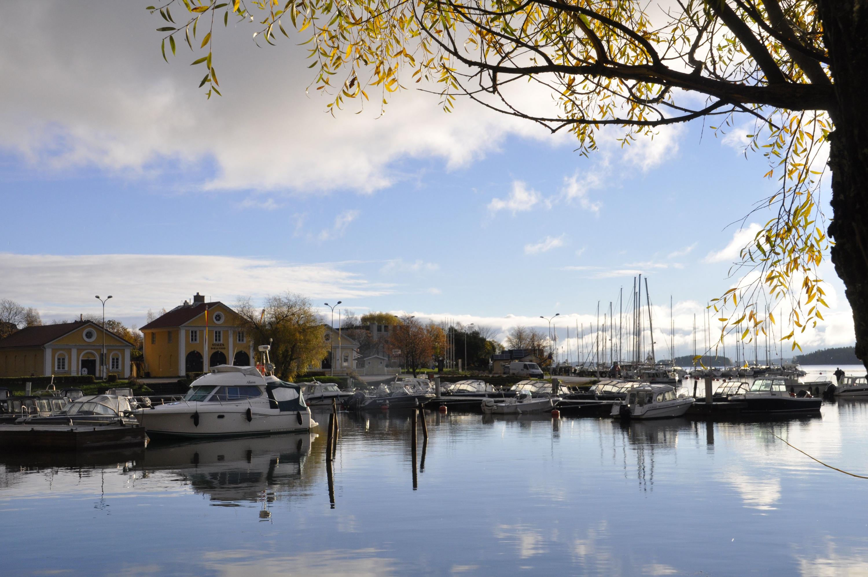 en bild av vatten och siluetten av dalsbruks gästhamn