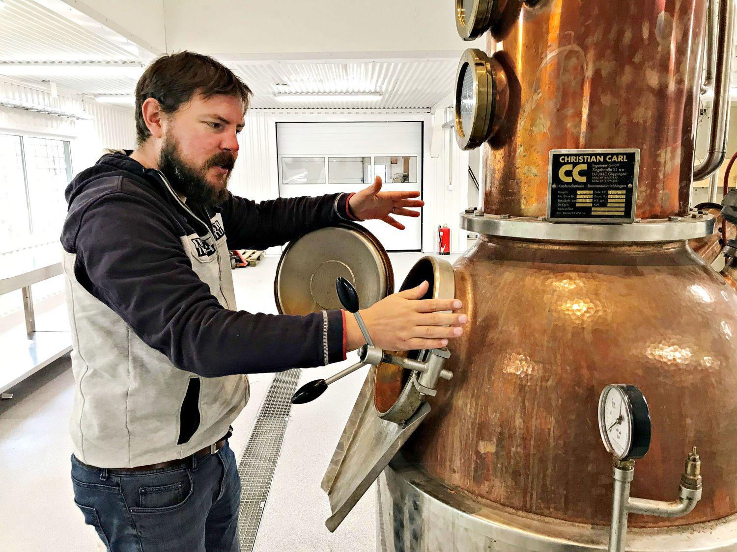 Snart dags för sprittillverkning. Jonathan Smeds ska tillverka gin och whisky i de gamla Flipperhallarna i Vikom under namnet Nagu destillery.