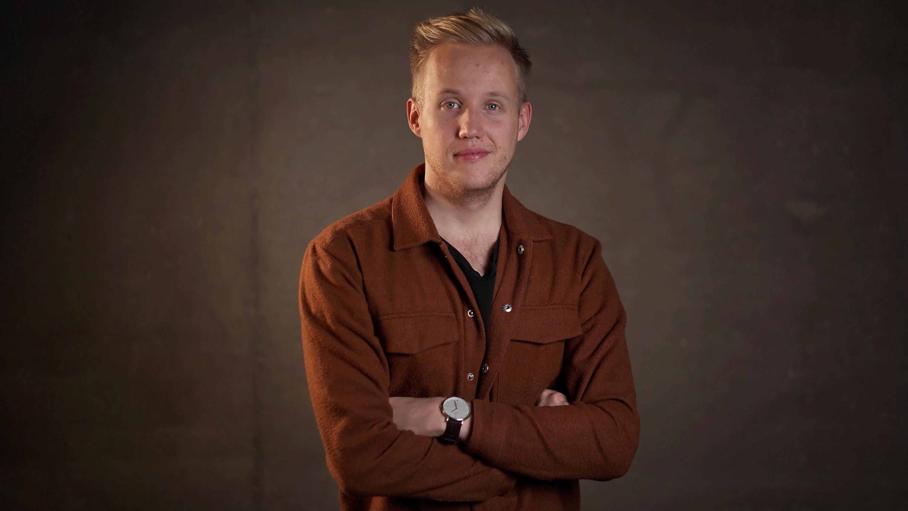 Simon Karlsson står på scen i Åboland i december. Foto: Humorhuset