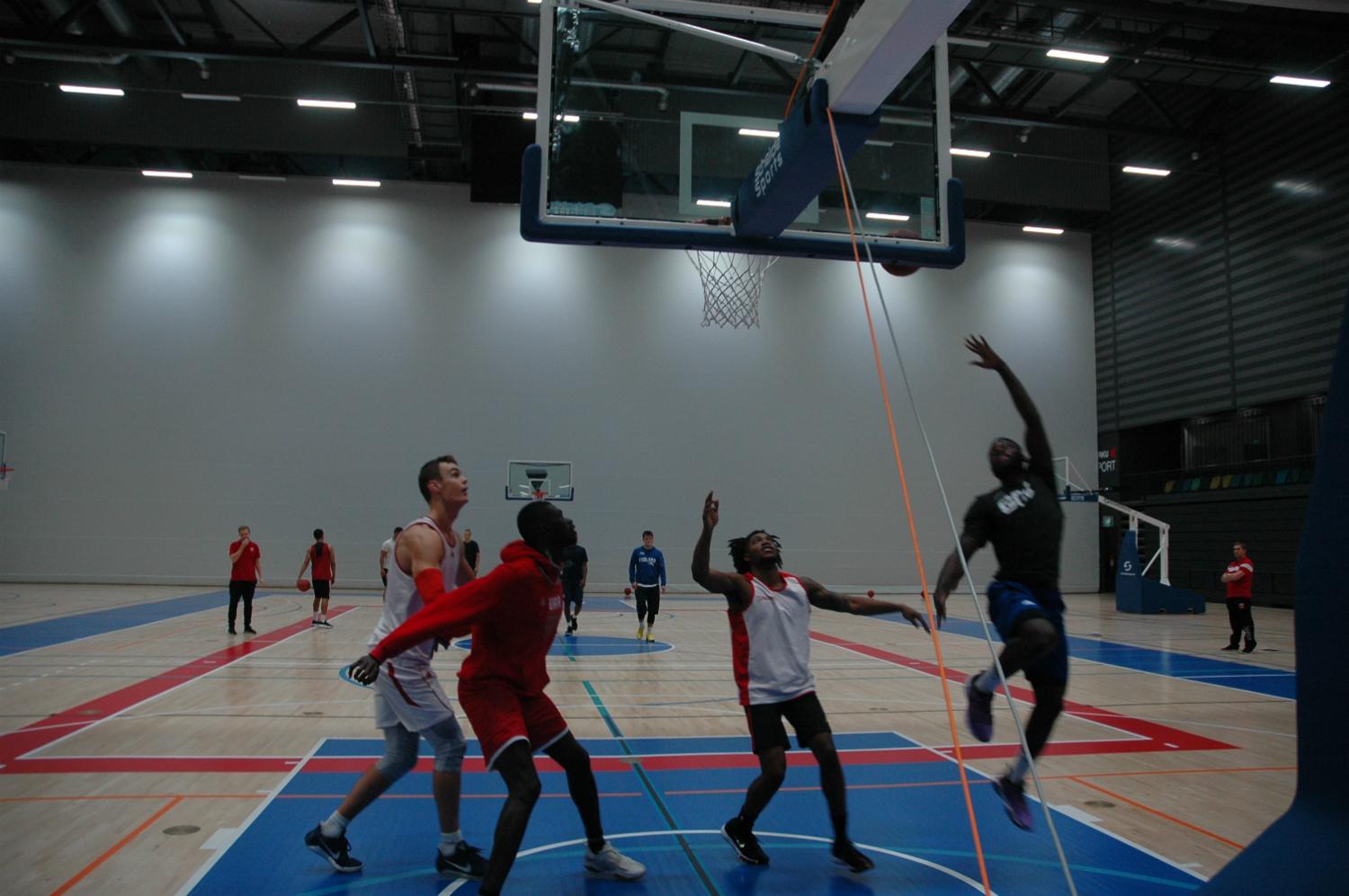 Basketträningar i Kuppis bollhall.