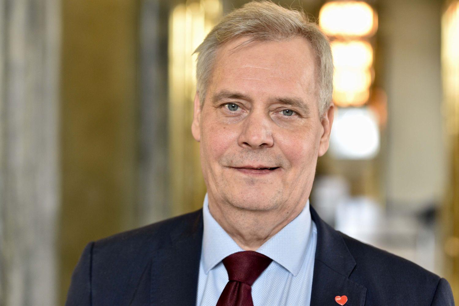 Antti Rinne som ser nöjd ut.
