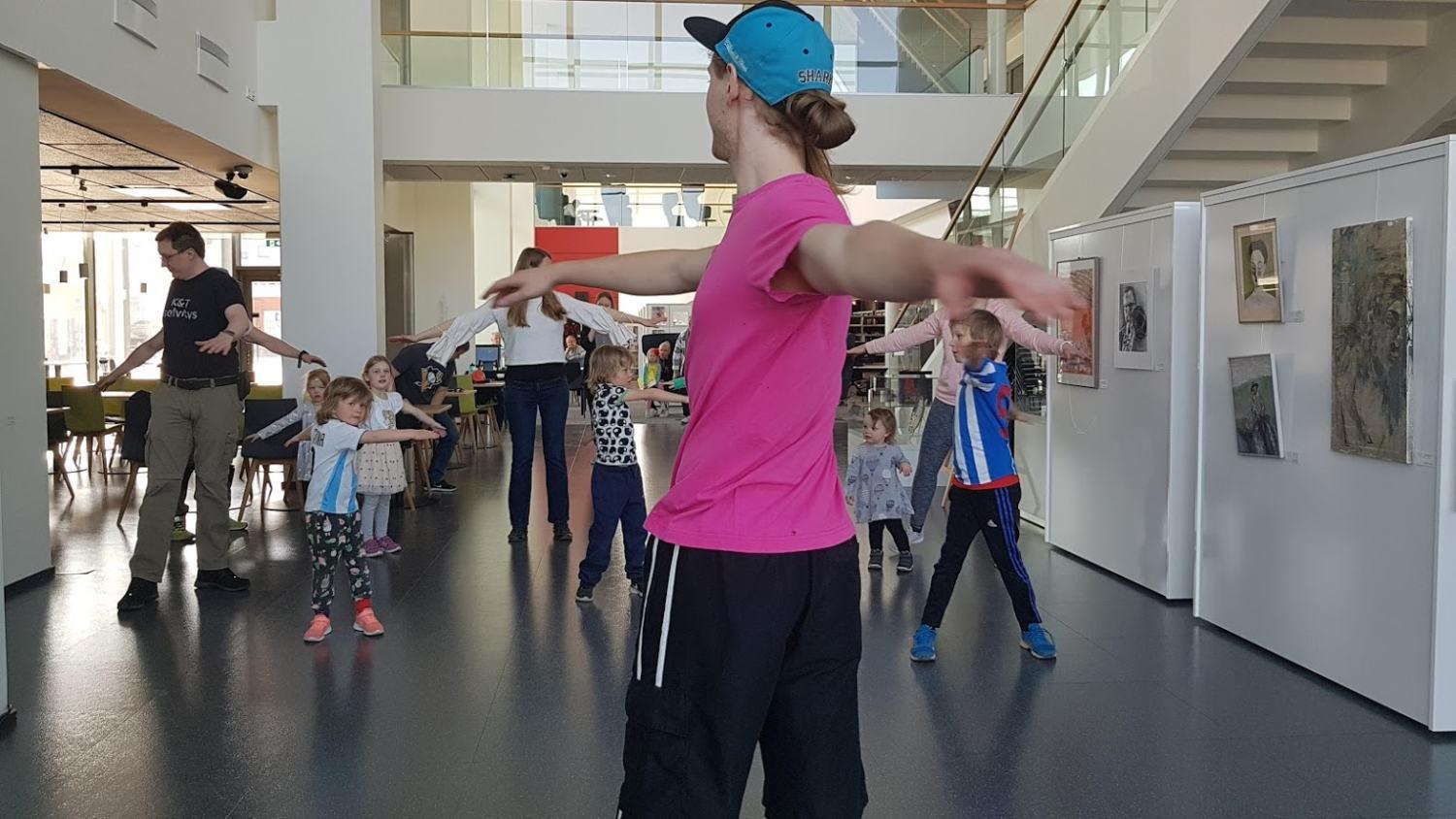 Man visar för barn hur man dansar.