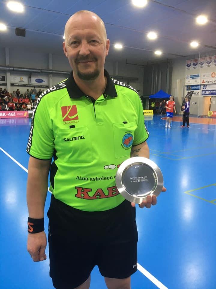 Jan-Erik "Jeije" Leandersson håller en minnesbricka i handen.