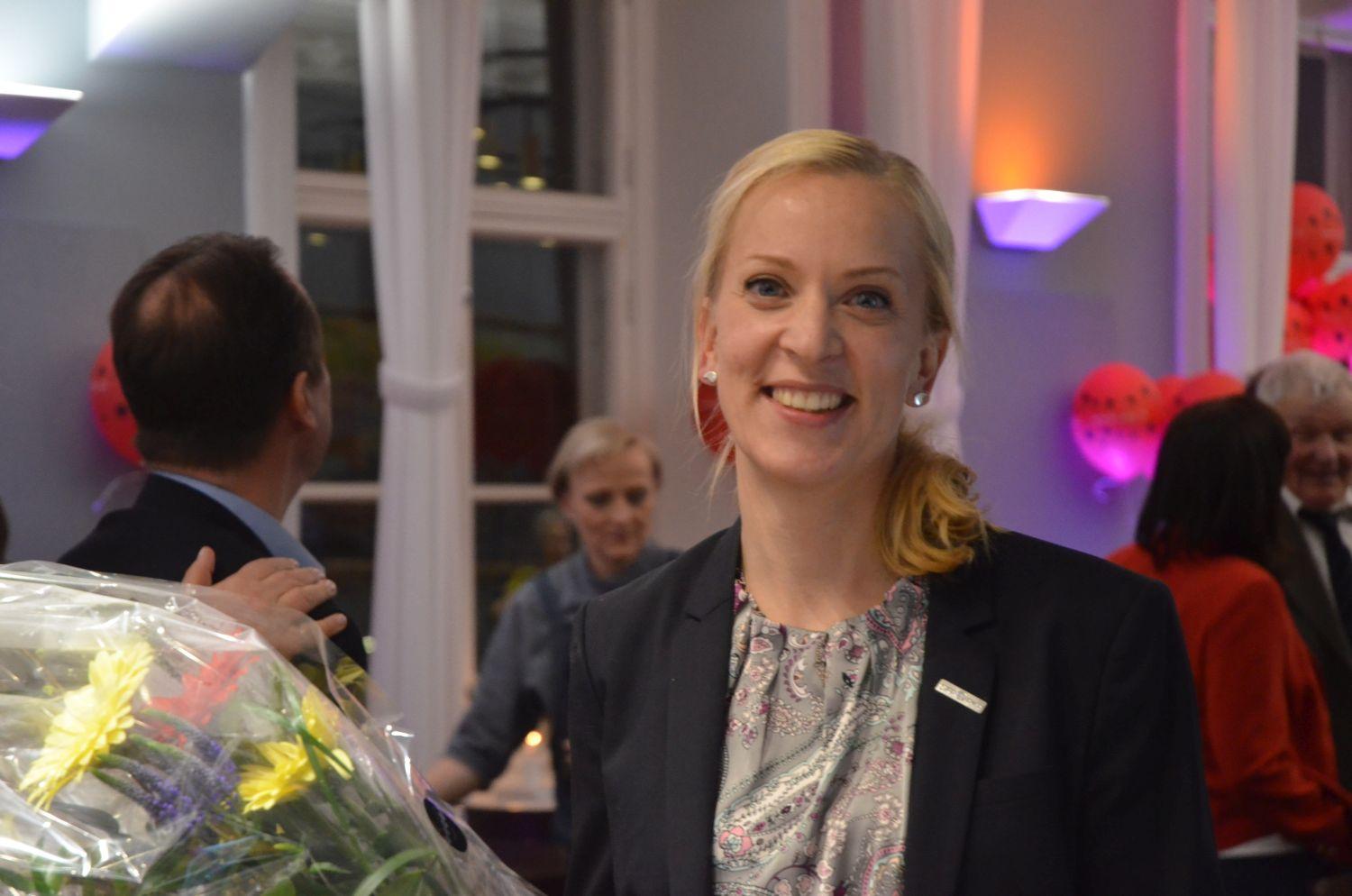 Leende kvinna med blombukett.