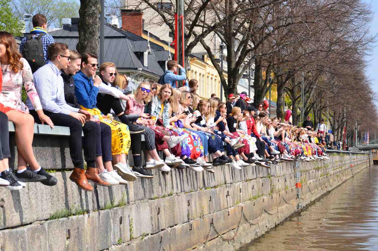 Ungdomar som sitter på åkajen.