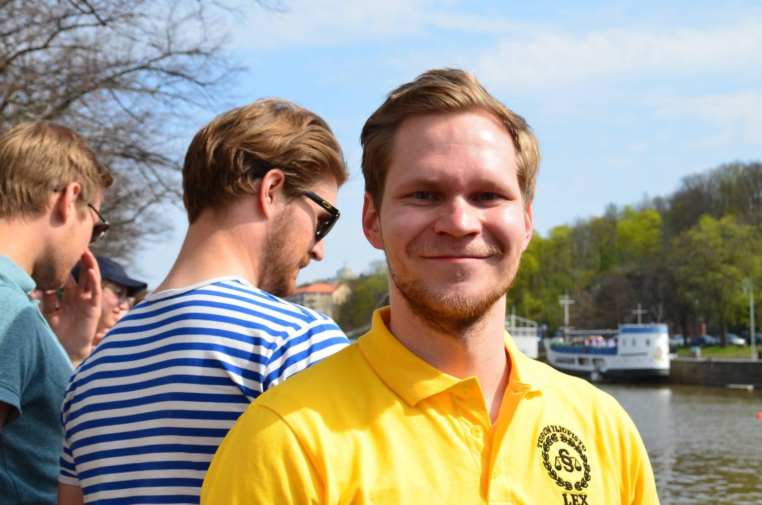 Ung man med glad min.