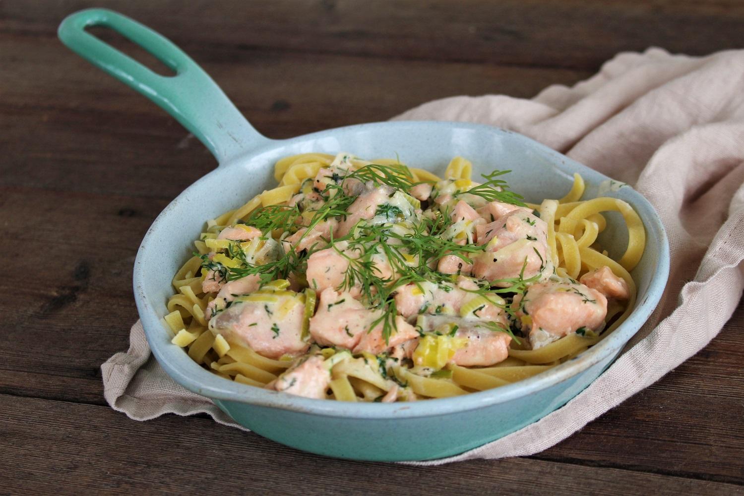 En portion med laxpasta ligger på ett bord.
