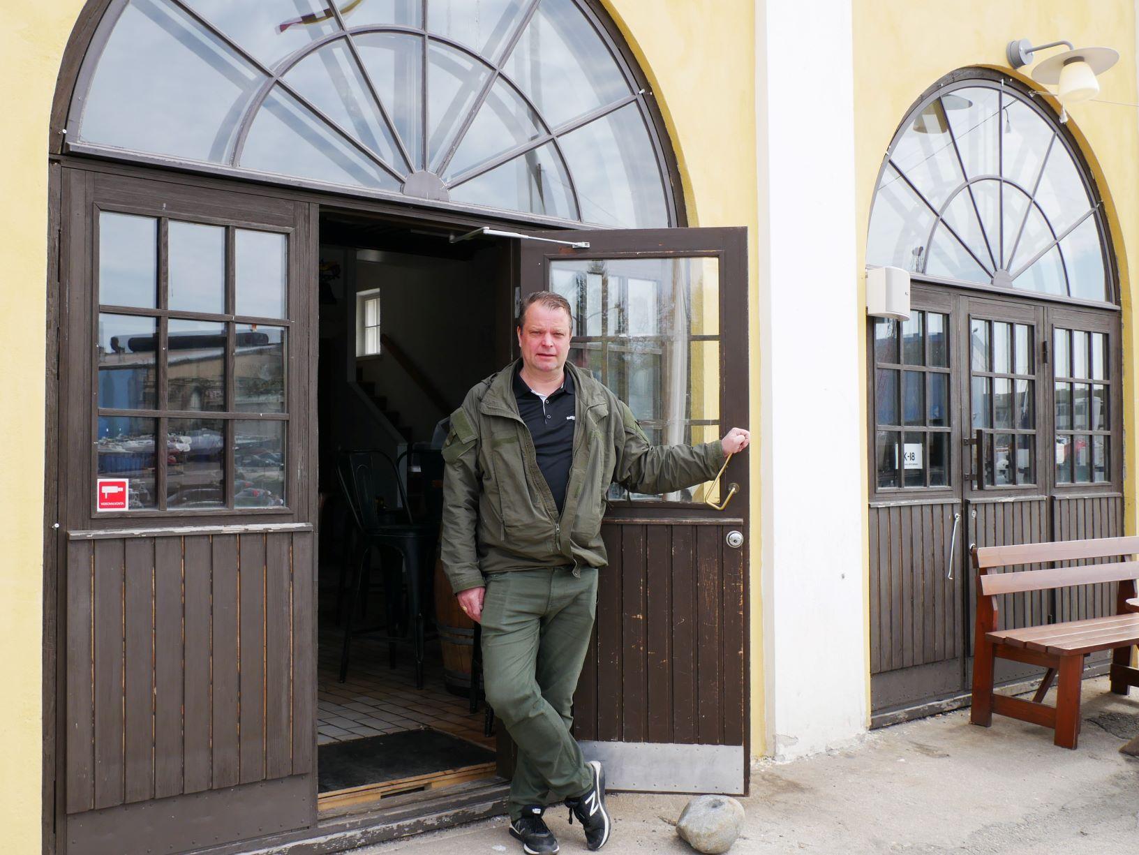 Jukka Siitonen står framför dörren till krogen Stall's