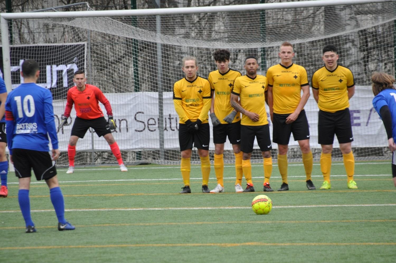 Fotbollsspelare ska just skjuta en frispark.