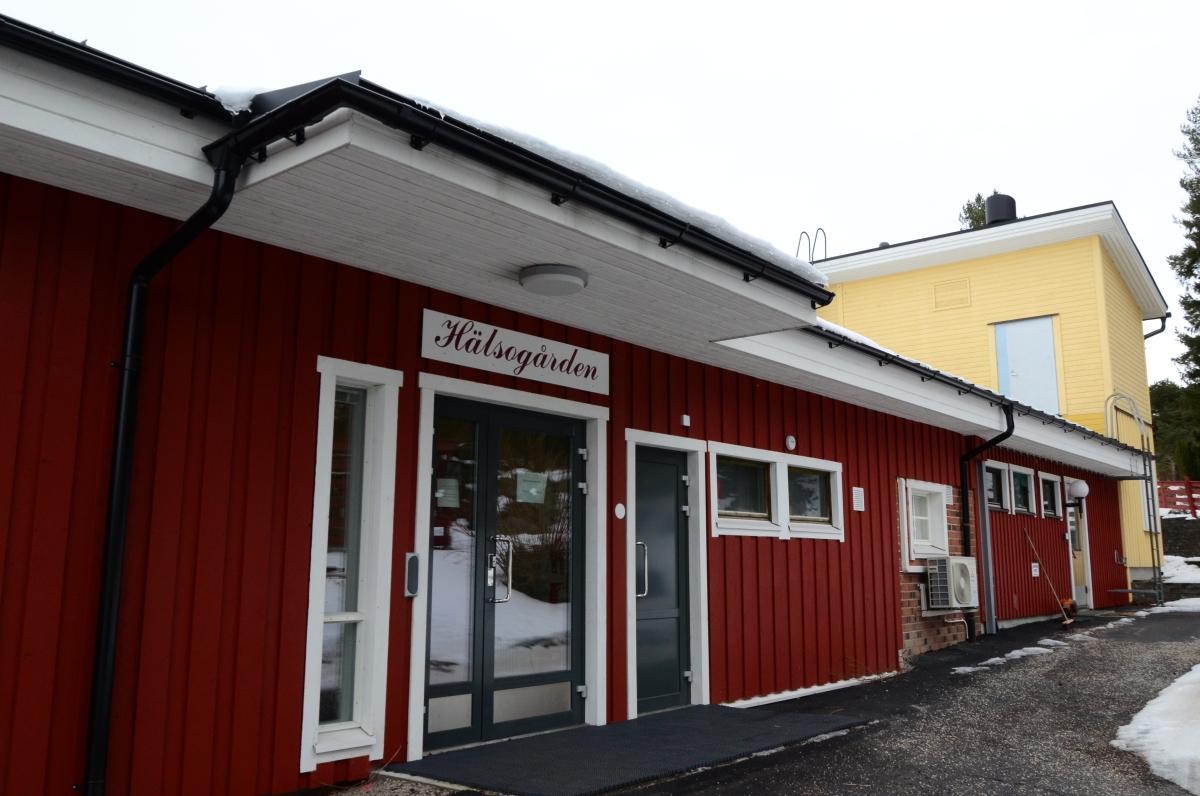 rött hus med skylten hälsogård i Houtskär
