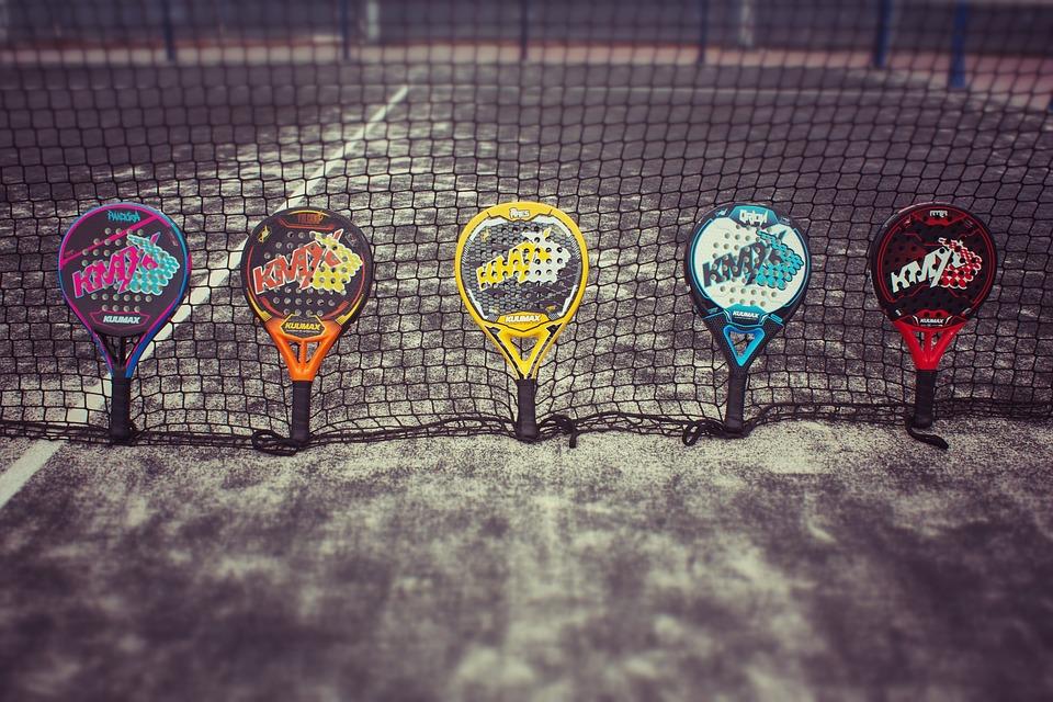 Spelracketar på spelplan med nät
