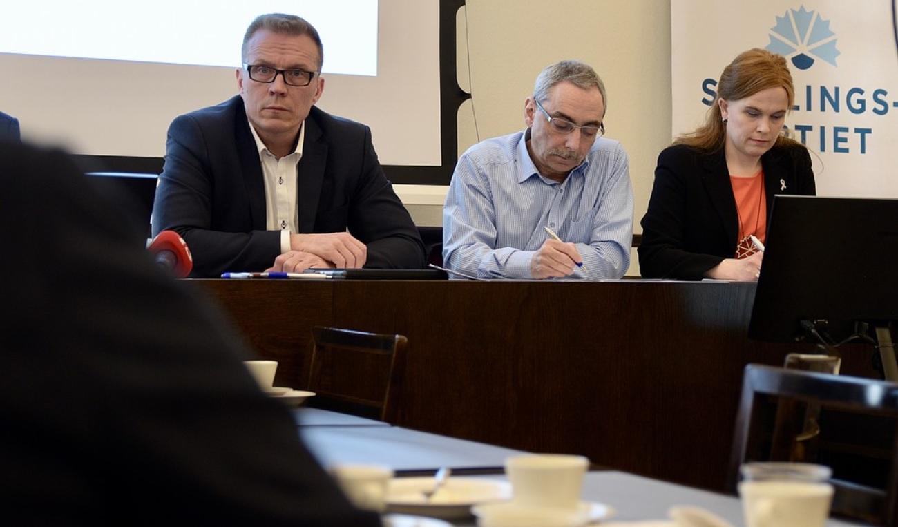 Samlingspartiets riksdagsgrupp valde Jukka Kopra till andra vice ordförande och Ben Zyskowicz till tredje vice ordförande. Till vänster partiets vice ordförande Mari-Leena Talvitie. F