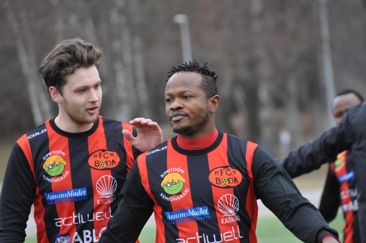 FC Boda-spelare gratulerar varandra.