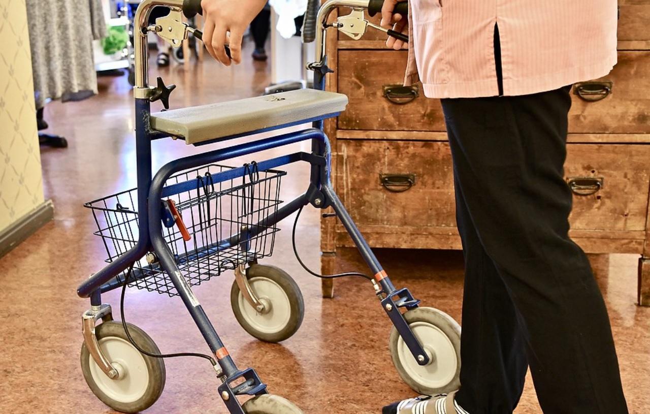 Rollator och kvinna