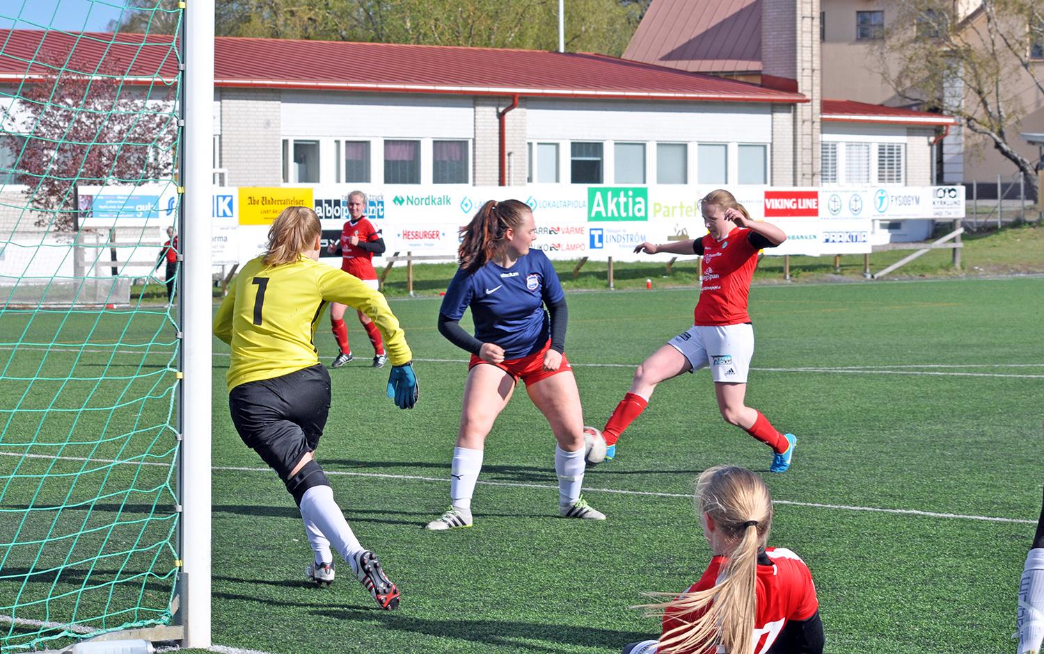 En damfotbollsspelare som gör mål