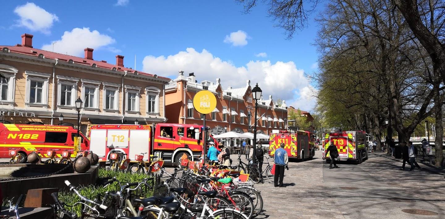 Brandbilar och cyklar vid Aura å.