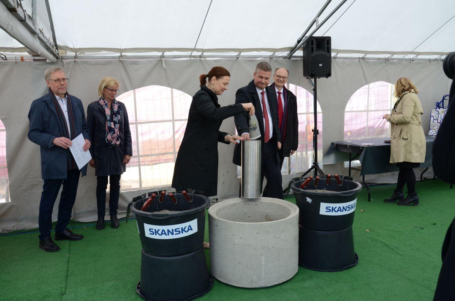Stadsdirektör Minna Arve på bild vid grundstensläggningen.