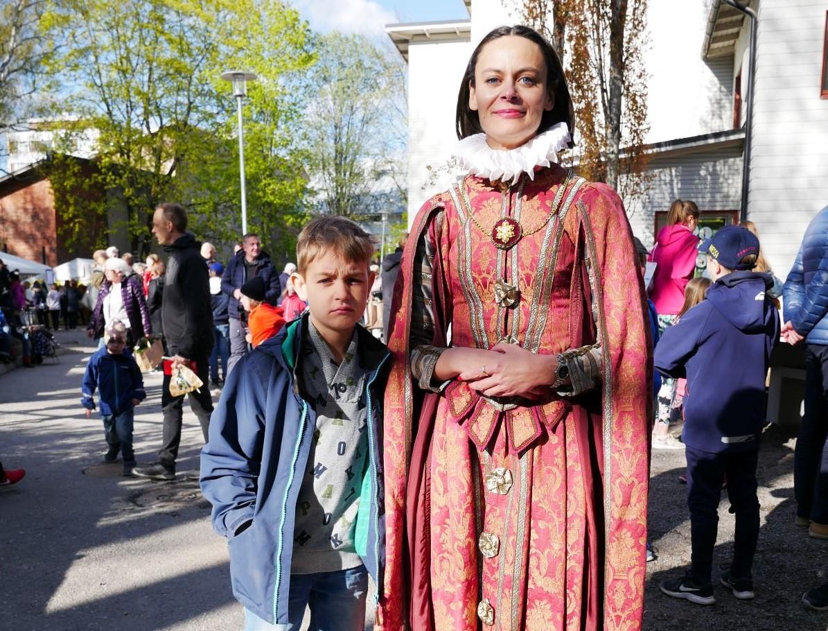 Pojke och mamma med renässansklänning