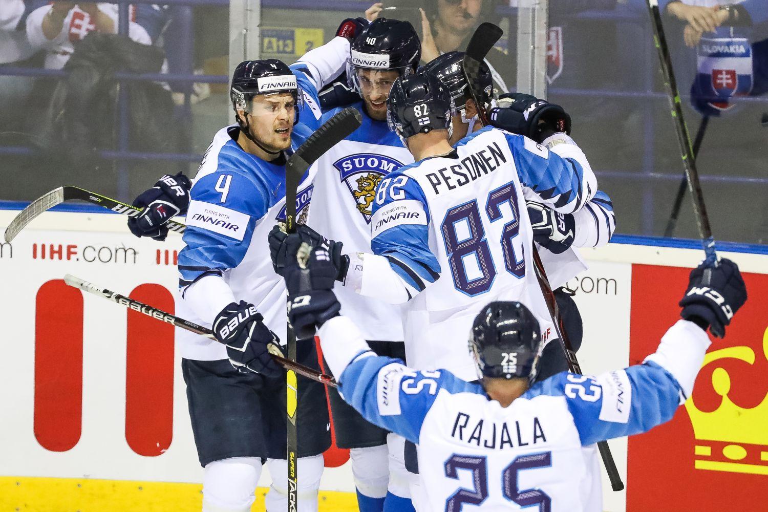 Ishockeyspelar jublar efter ett mål