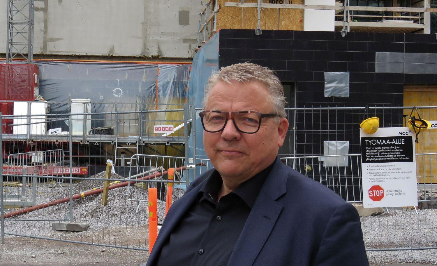 Man framför höghusbygge