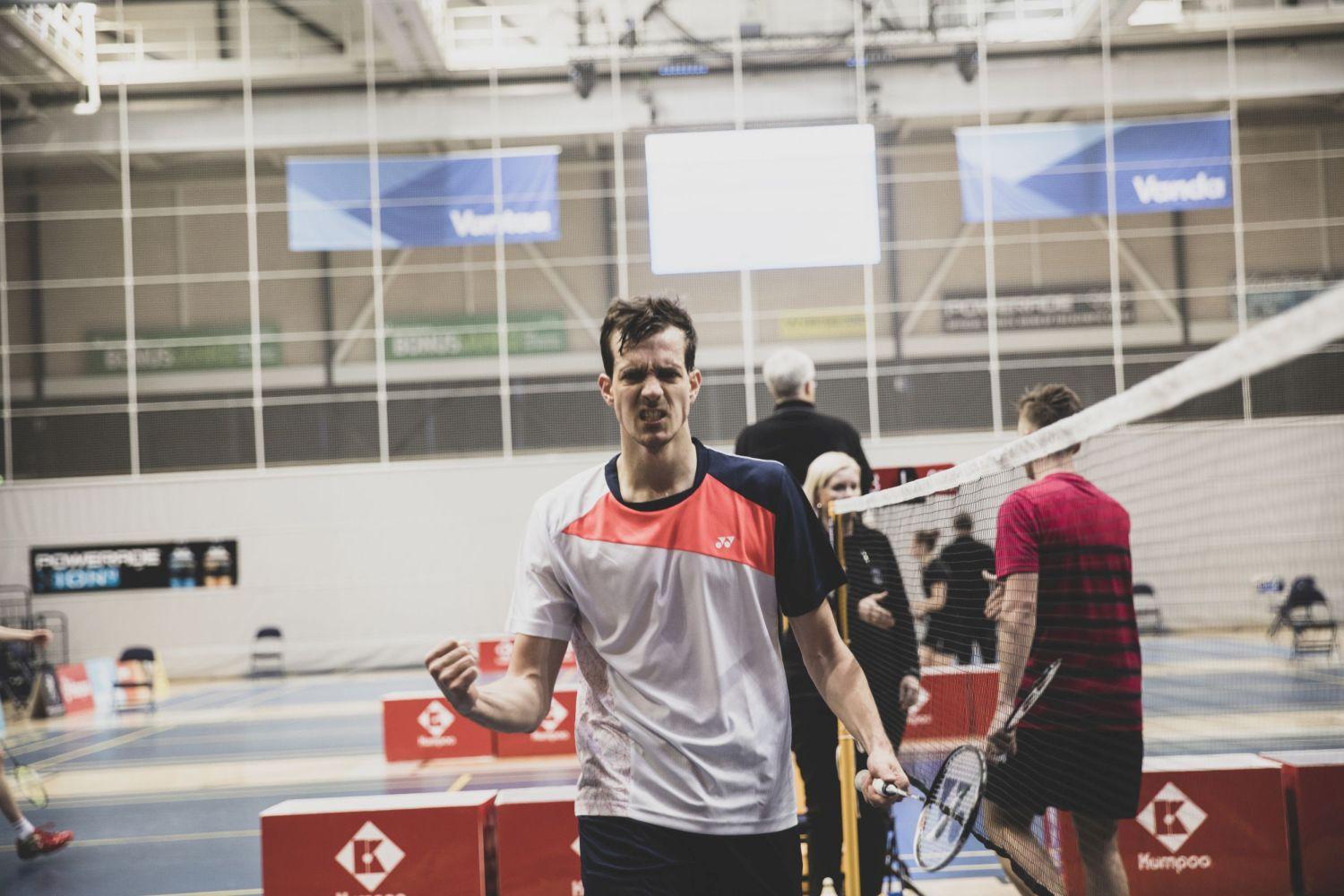 En badmintonspelare som firar en vunnen match