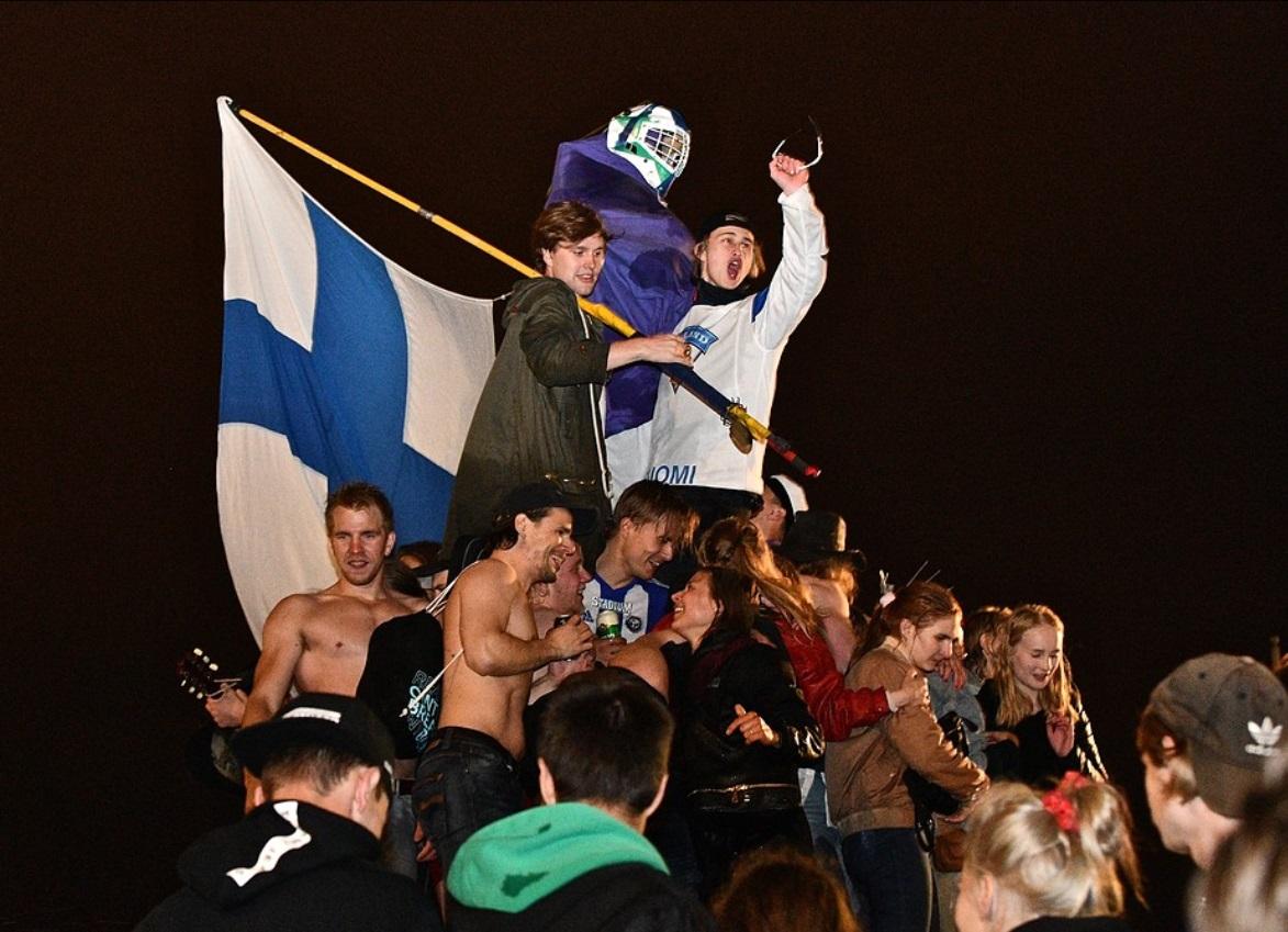 Folk firar med Finlands flagga