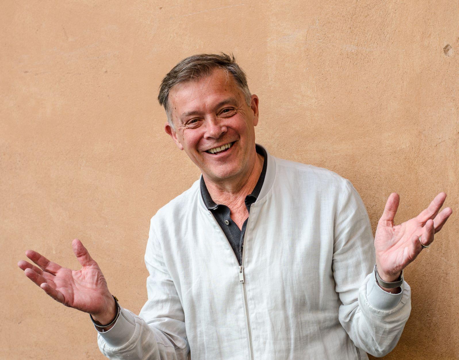 Man mot beige vägg