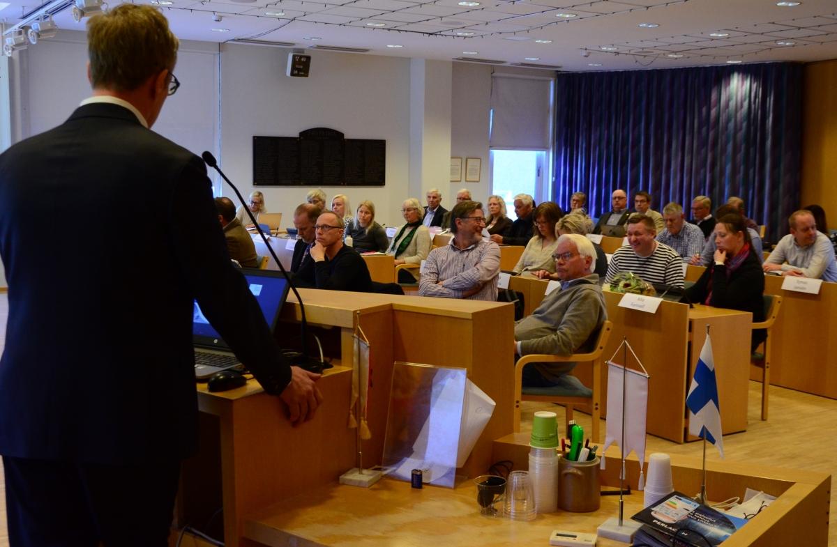 ledamöter i Pargas fullmäktige sitte ri en sal