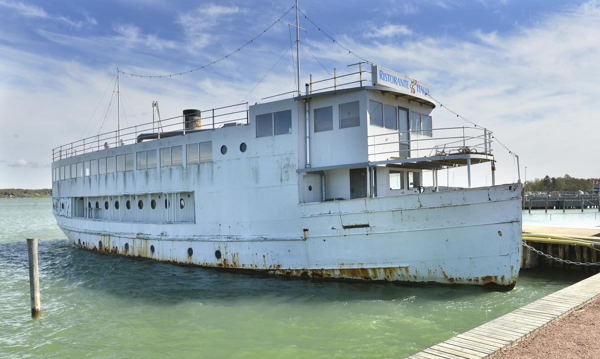 vit trevånings båt som ligger vid kajen i Mariehamn