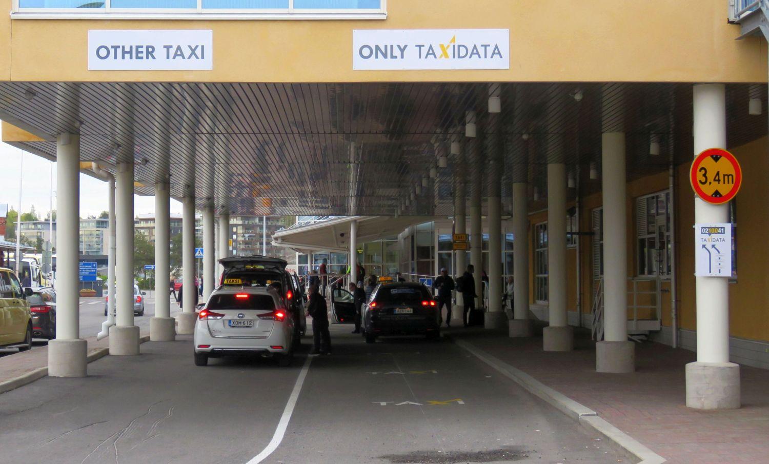 Taxibilar väntar på kunder