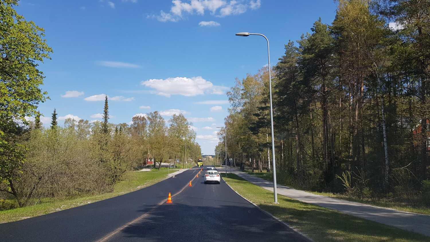 Nyasfalterad väg.