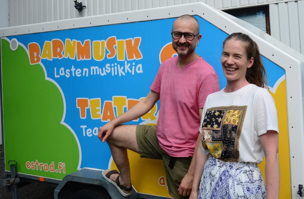 Anders "Apan Anders" Grönroos och Catrine Krusberg framför vagn.