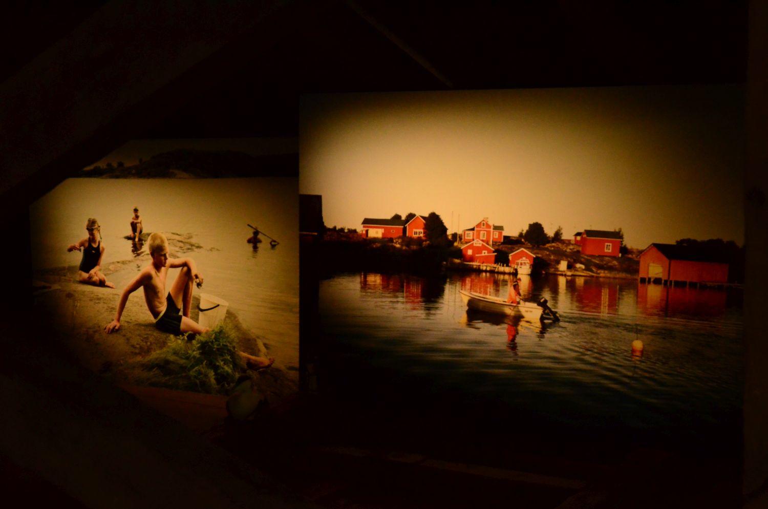 Två fotografier på skärdgårdsmiljö utställda på Forum Marinum i Åbo