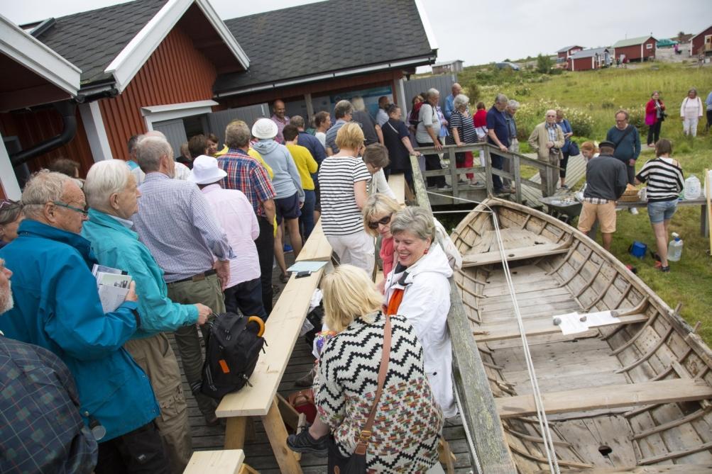 Folksamlingr vid ett båthus