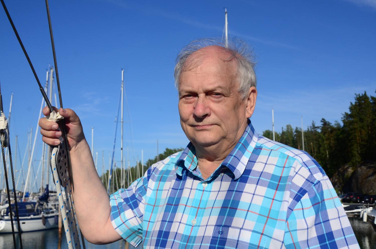 Gråhårig man med rutig skjorta.