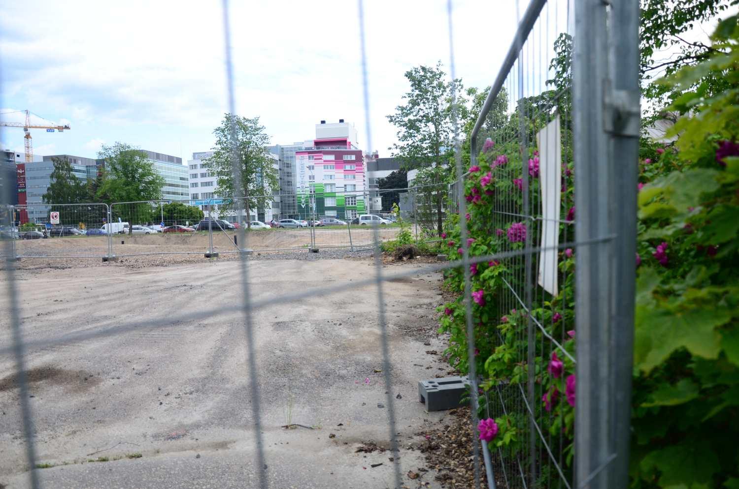 Staket runt en sandplan.