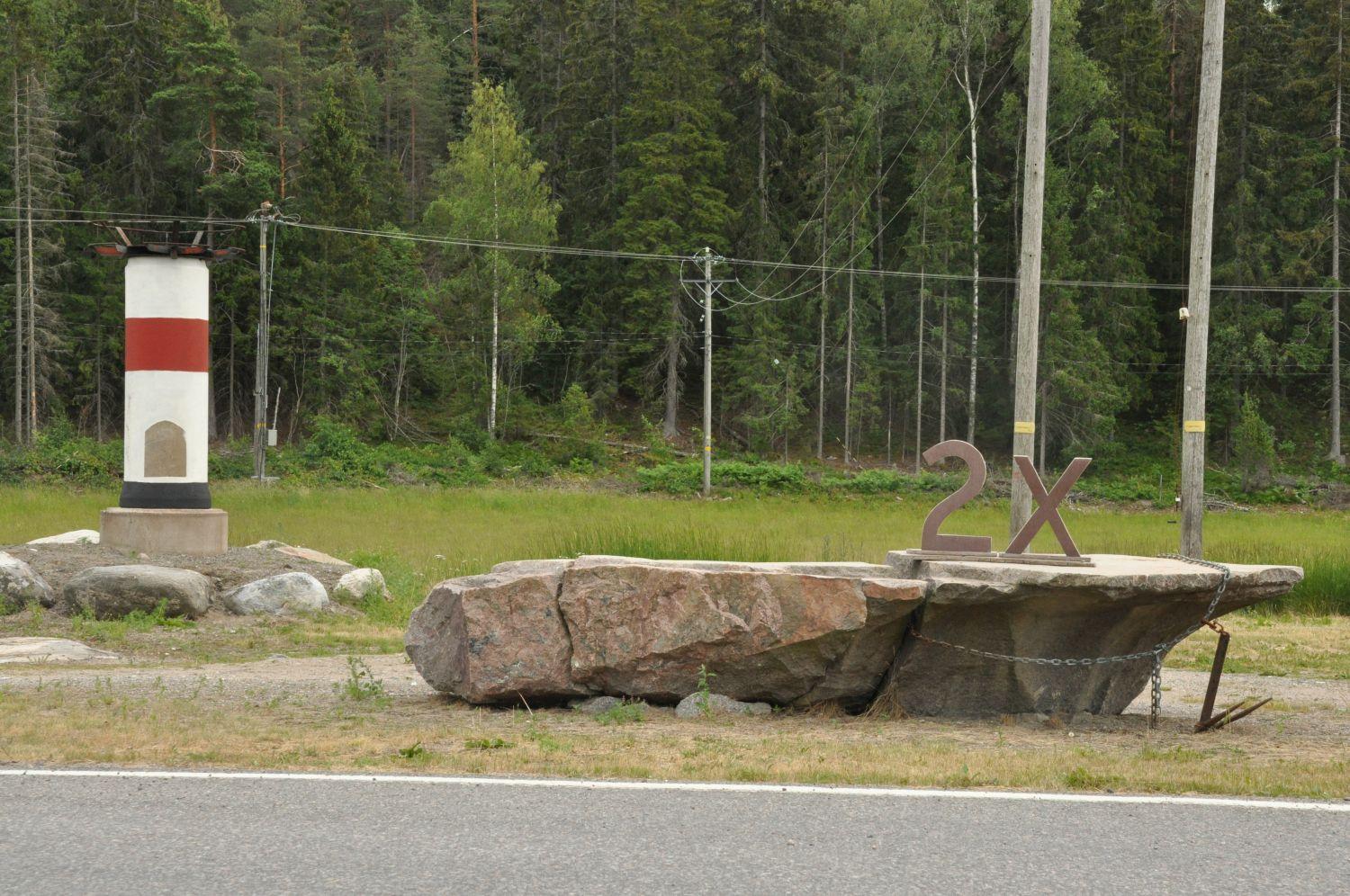 En liten fyr och staty fotograferade på ön Kakskerta i Åbo